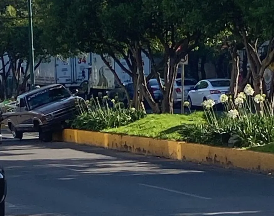 Camioneta termina en el camellón del Boulevard García de León