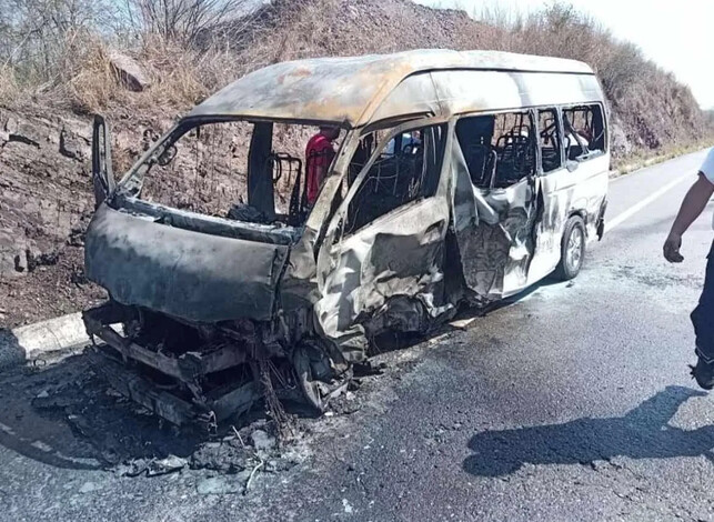 Camioneta tipo turismo se incendia tras choque contra camión militar, en la Siglo XXI