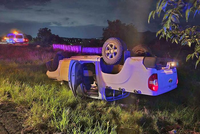 Camioneta vuelca en la carretera Morelia-Pátzcuaro