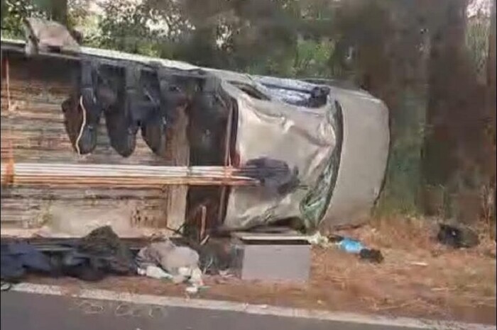 Camioneta vuelca en la Peribán – Tancítaro; hay 4 heridos