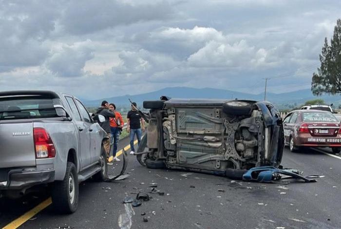 Camioneta y auto protagonizan choque en la México-Guadalajara
