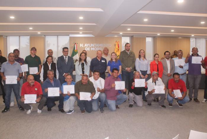 Capacitan a 500 transportistas de Morelia con el programa “Hombres al 1000x10”