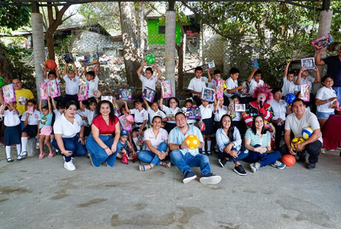 “Caravana de los Reyes Magos” lleva alegría a La Villita y San Rafael, en Lázaro Cárdenas