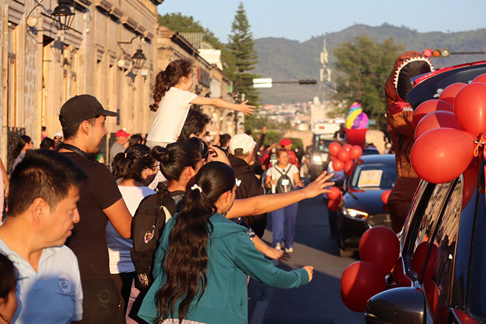 Caravana del Pan llena de emoción la avenida Madero; regalaron 100 mil piezas