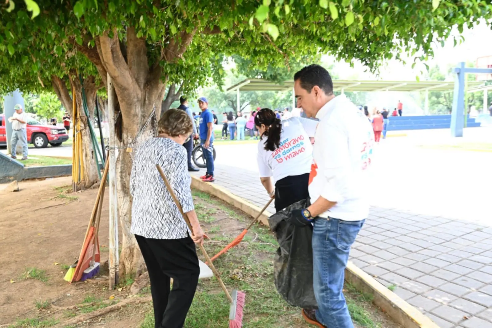 Carlos Soto encabeza exitosa faena de limpieza en la Unidad Deportiva El Chamizal