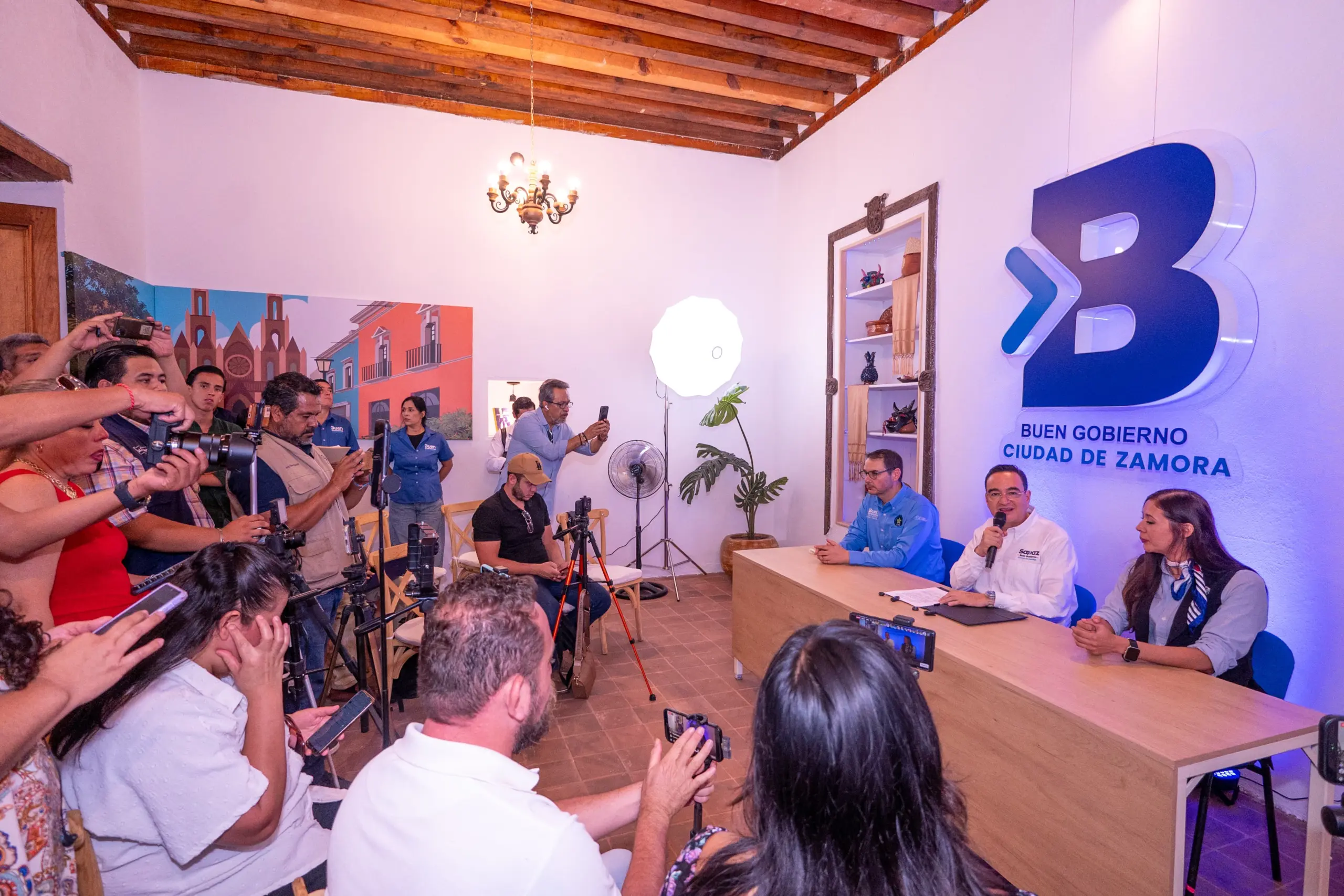 Carlos Soto inaugura Sala de Medios en la Casona Pardo