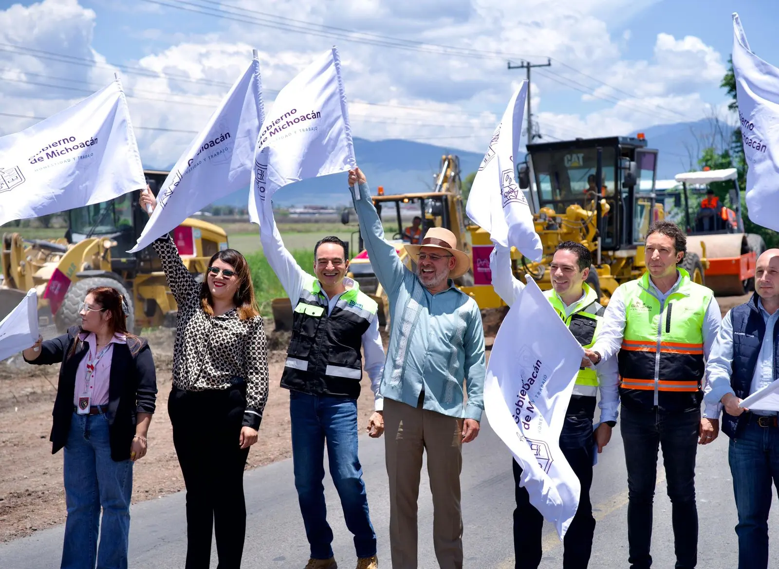 Carlos Soto y Alfredo Ramírez Bedolla ponen en marcha modernización de la carretera La Rinconada–El Sauz y anuncian los trabajos para la nueva Autopista Zamora-Uruapan