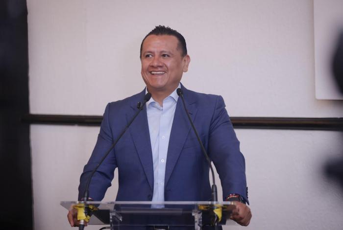 Carlos Torres Piña arrasa en las encuestas para gobernar Michoacán