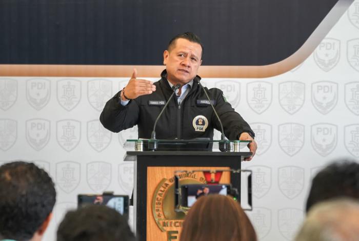 Carlos Torres Piña pide licencia en la FGE; participará en recorridos de Morena