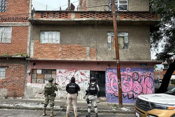 Catean casa en la Obrera y detienen a tres hombre y una mujer, todos menores de 28 años