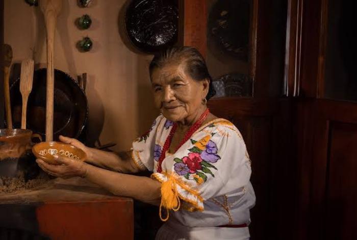 Cayetana Nambo, maestra cocinera tradicional, comparte su pasión por la gastronomía: Sectur