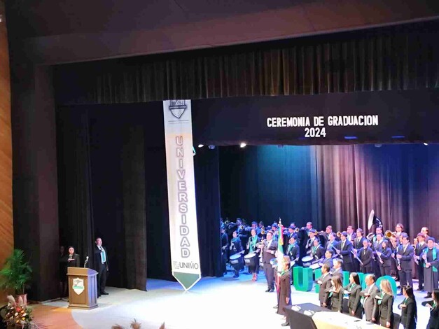 Celebran graduación más de mil 452 alumnos de Universidad Montrer