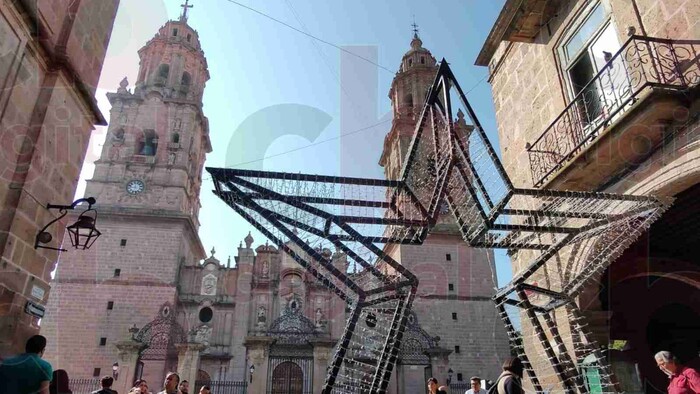 Centro Histórico de Morelia comienza a ponerse navideño