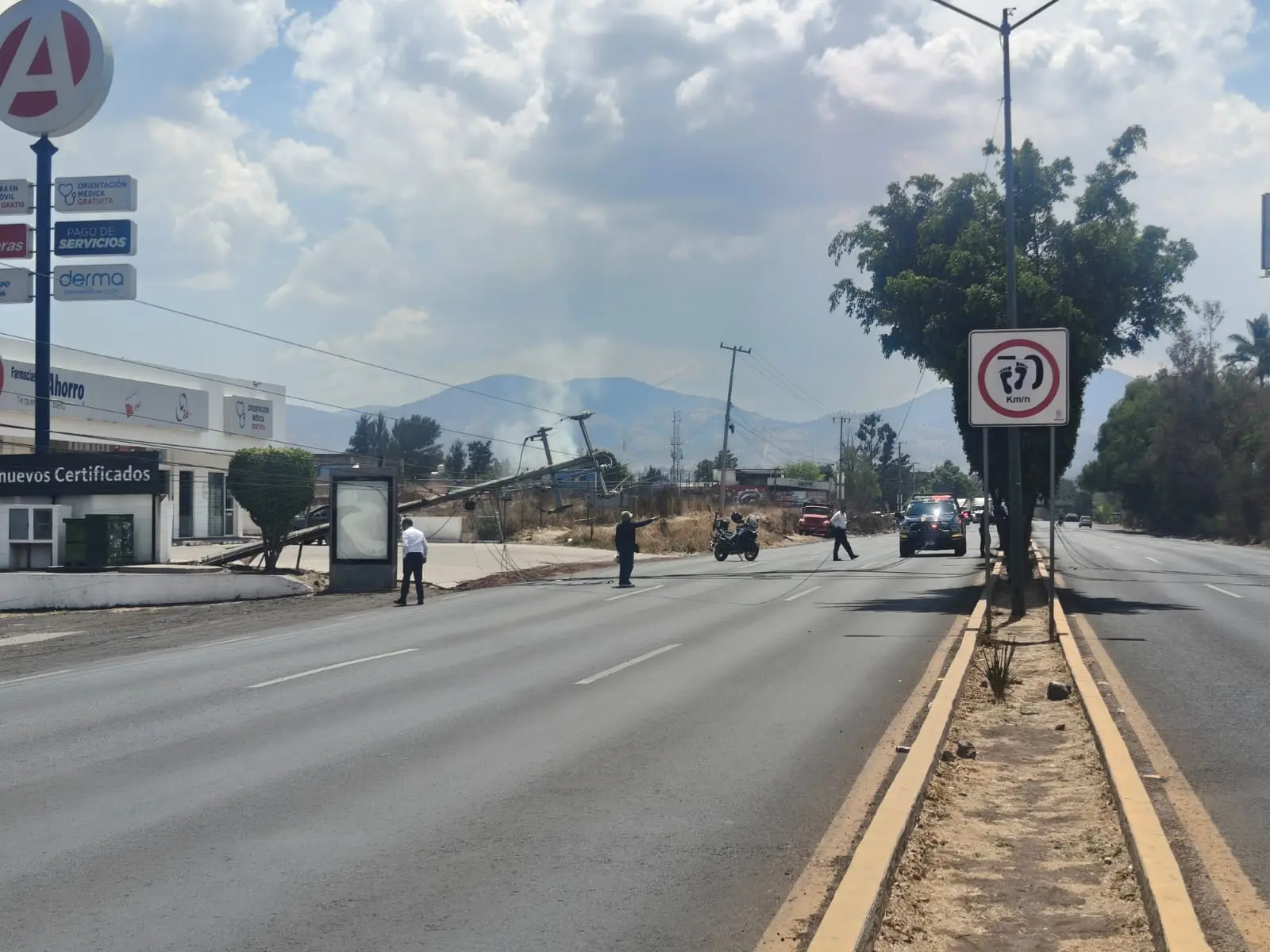 Cerrado libramiento a la altura de Manantiales por derribó de postes de luz