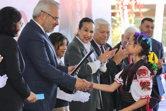 Certeza al magisterio y becas a 848 mil alumnos logran cuarto año completo de clases: Bedolla