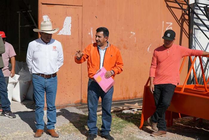 Charo fortalece al sector ganadero con entrega de comederos subsidiados