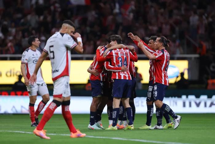 Chivas aplasta a Atlas gracias al hat-trick de la “hormiga” González