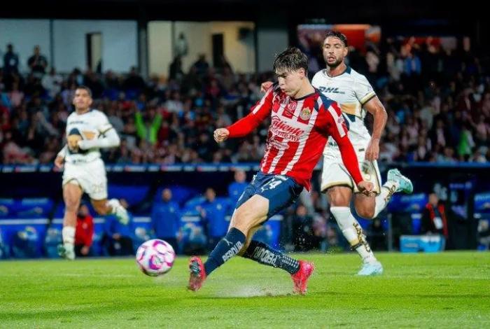 Chivas hila tres victorias consecutivas al vencer 2-1 a Pumas