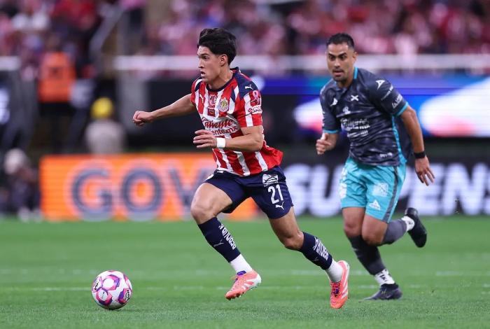 Chivas sigue ganando en el Apertura 2025; Monterrey y Pumas empatan