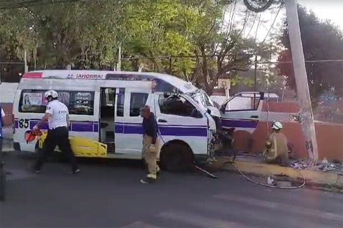 Choca combi de la Ruta Morada con un poste y el conductor queda prensado, en Morelia