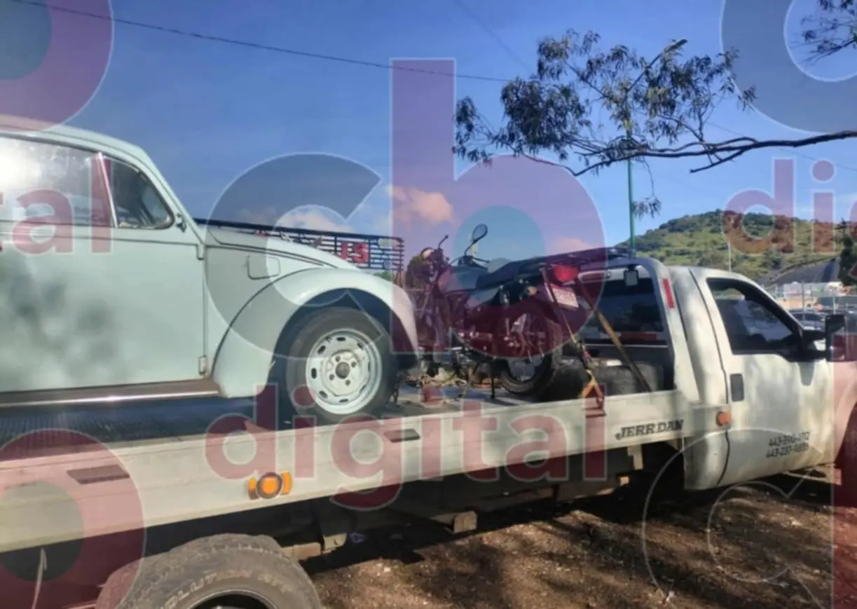 Choca moto y un vocho a unos pasos del Estadio Morelos