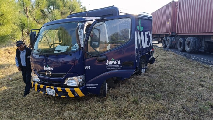 Choca unidad de Jumex con tractocamión