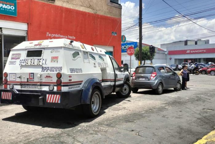 Choca vehículo de transporte de valores contra auto en Morelia