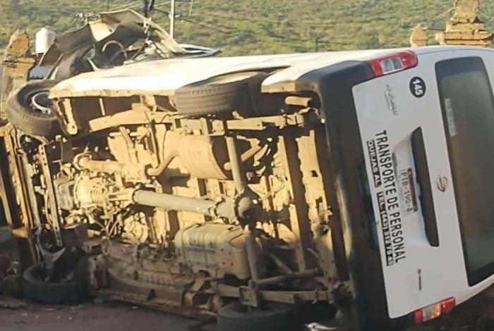 Choca vehículo de transporte de personal contra objeto fijo y vuelca, en Tacícuaro