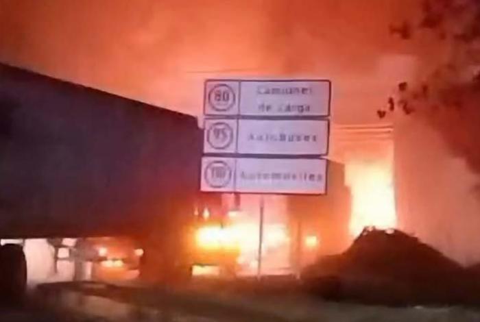 Chocan 2 camiones en la Autopista de Occidente, a la altura de Zinapécuaro, y arden en llamas