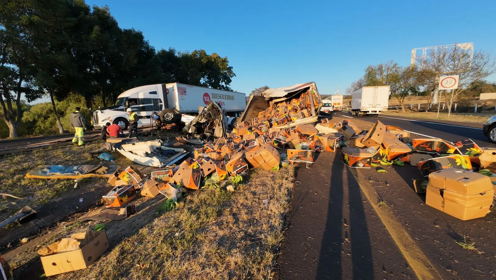 Chocan 3 tráileres en la autopista de Occidente México-Guadalajara