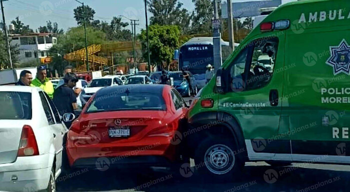 Chocan ambulancia y coche en la Madero Poniente de Morelia