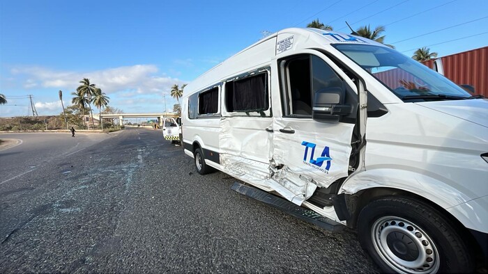 Chocan camioneta de turismo y una BYD en la autopista Siglo XXI.