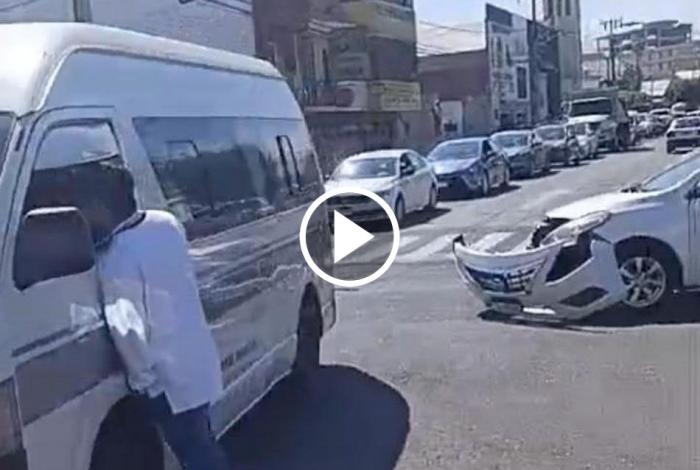 Chocan combi gris y taxi en la Av. Pedregal, en Morelia