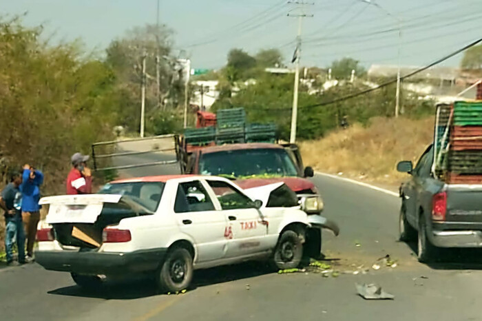 Chocan de frente camioneta limonera y taxi, en Apatzingán