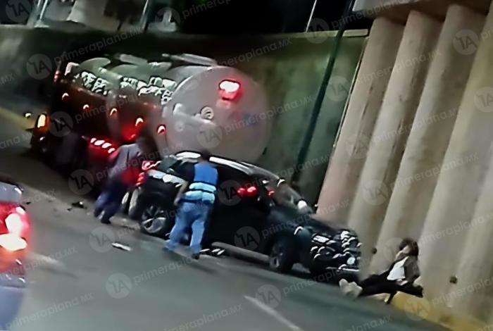 Chocan pipa y camioneta en distribuidor de salida a Salamanca