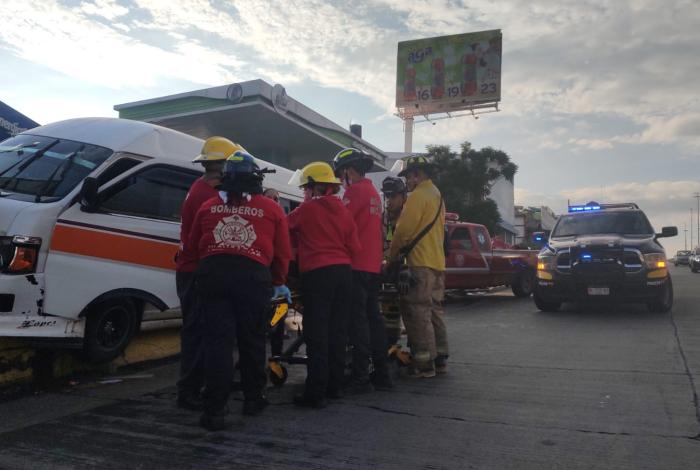 Chofer de combi de la Ruta Tarímbaro choca  contra banqueta en el libramiento