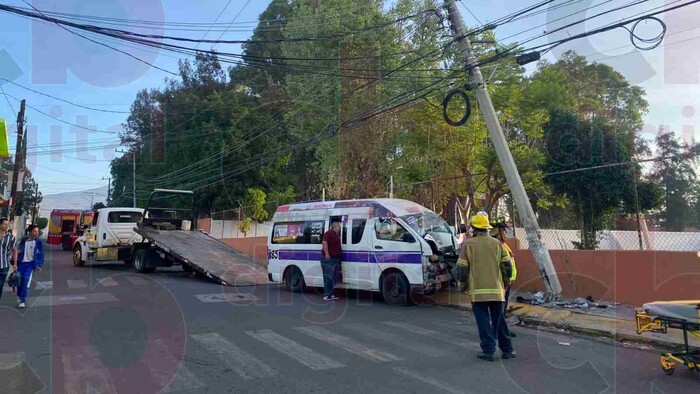 Chofer de combi herido al chocar poste de CFE