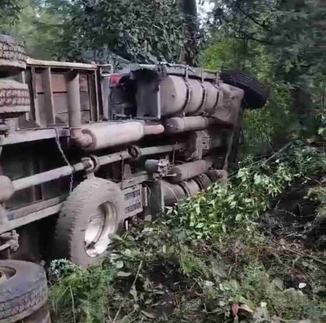 Chofer de transporte de carga, queda prensado en accidente en Uruapan