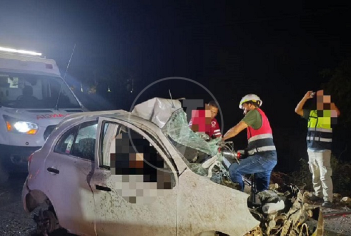 Chofer huye al invadir carril y chocar contra auto; mueren dos viajeros de Huetamo