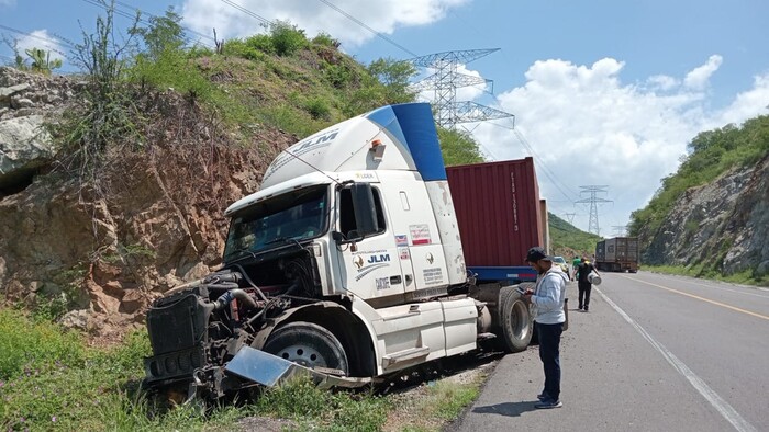 Chofer se queda sin frenos en la autopista Siglo XXI y maniobra para evitar un accidente más grave