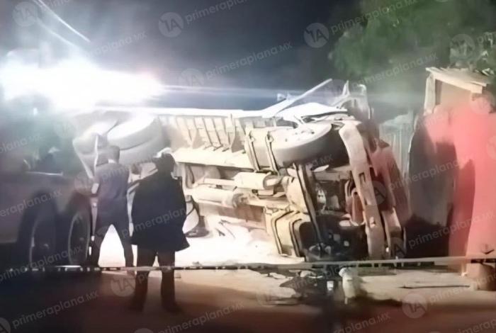 Chofer y copiloto mu3r3n durante volcadura en Santa Clara del Cobre