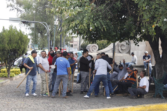 Choferes de la CRT bloquean el Pípila; se oponen a que Conurbados suban al Centro