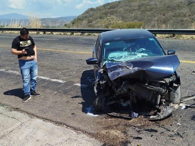 Choque de auto contra muro de contención en autopista Siglo XXI