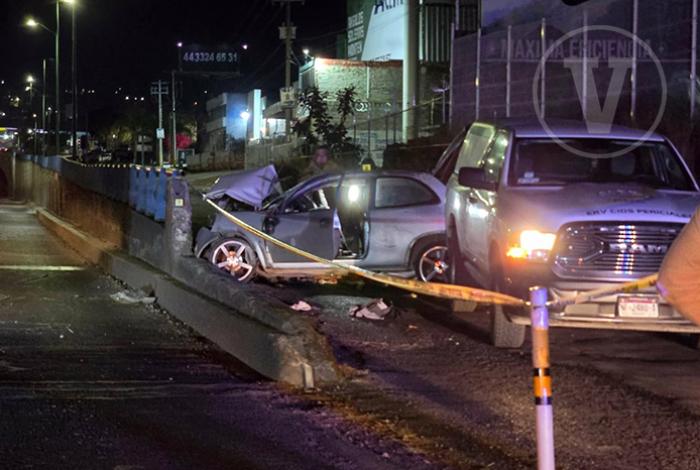 Choque de auto contra objeto fijo deja un muerto y tres heridos en el Libramiento Poniente de Morelia