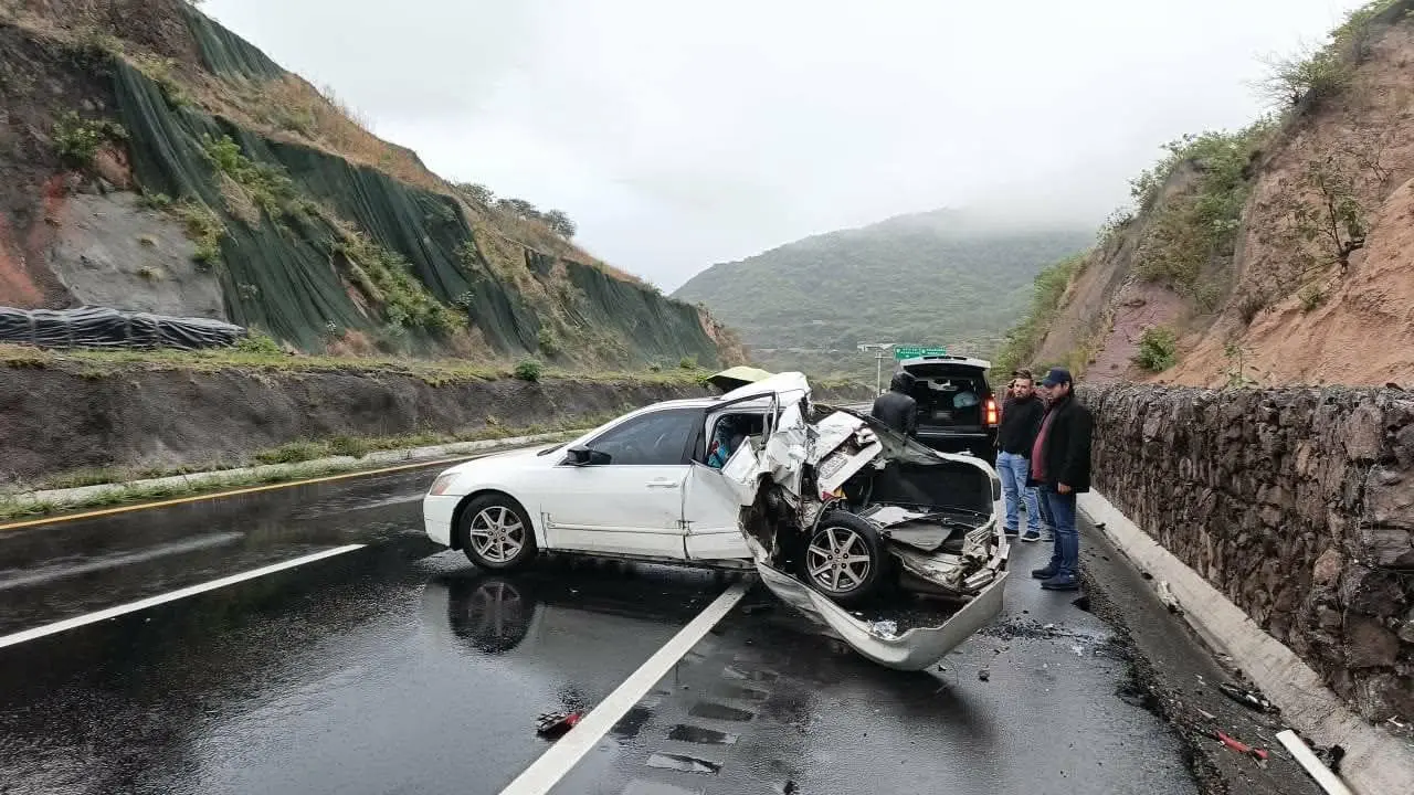Choque de auto deja fémina herida en la autopista de Occidente
