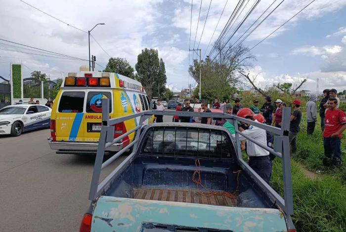 Choque de camioneta contra auto deja 1 herido en la Av. San Juanito Itzícuaro