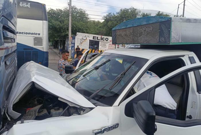 Choque de camioneta contra autobús deja 2 lesionadas en la Av. Morelos Norte de Morelia