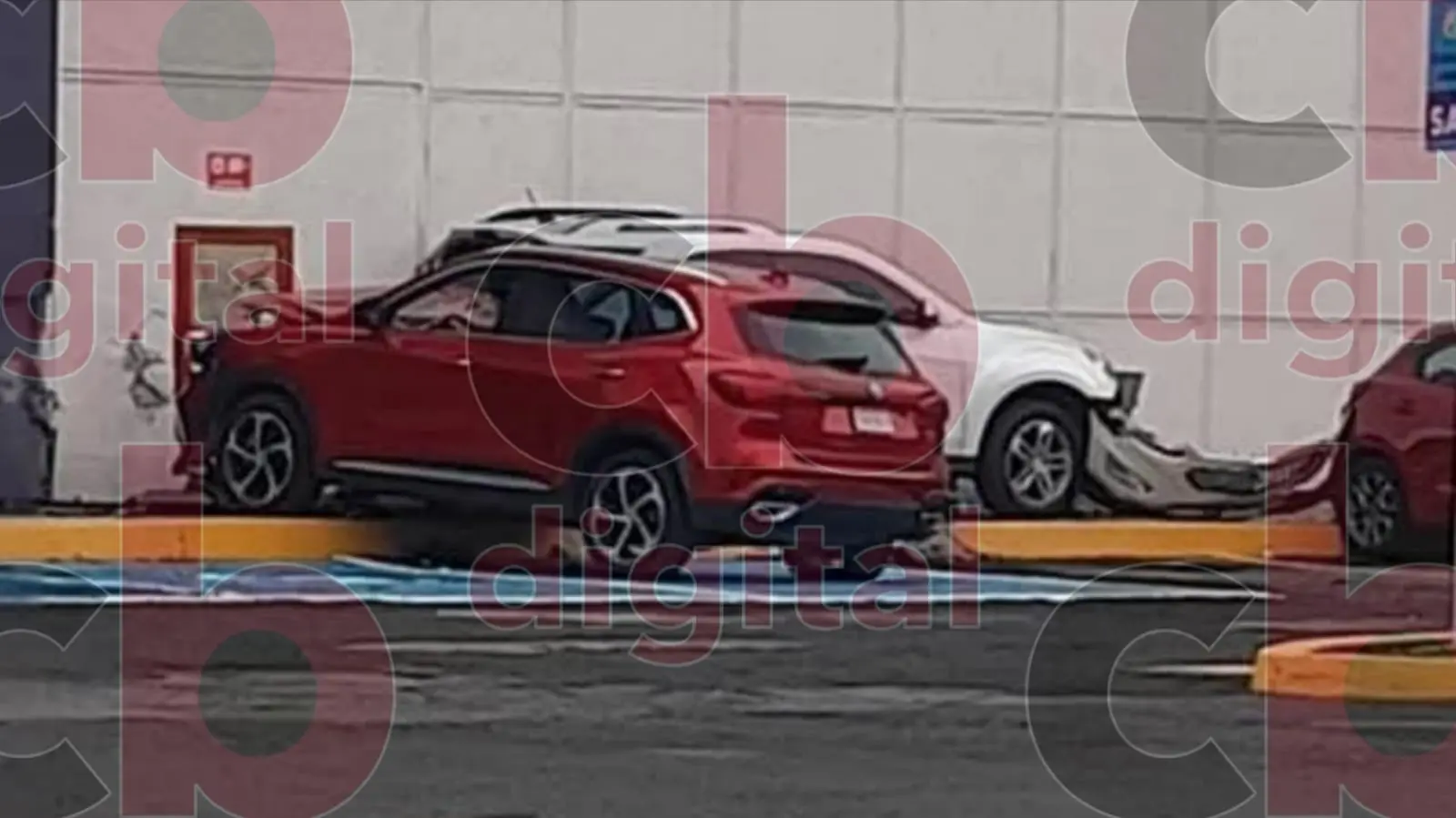 Choque de camionetas en el “estacionamiento” de Suburbia Camelinas