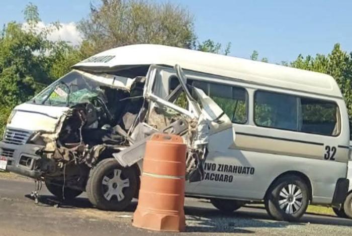 Choque de combi y camioneta en Zitácuaro deja tres 3 heridos