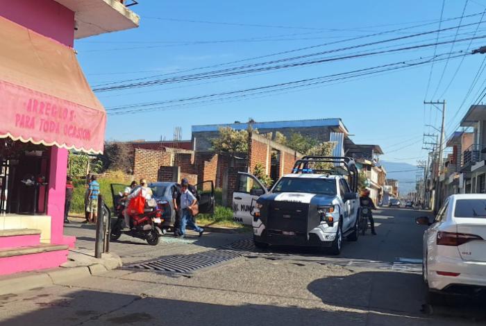 Choque de patrulla de la Policía Municipal y auto deja mujer lesionada, al oriente de Uruapan